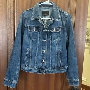 Women’s medium wash jean jacket